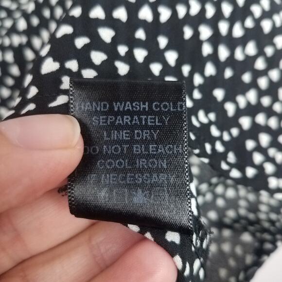 Plione | Black and White Heart Print Blouse - Picture 6 of 7